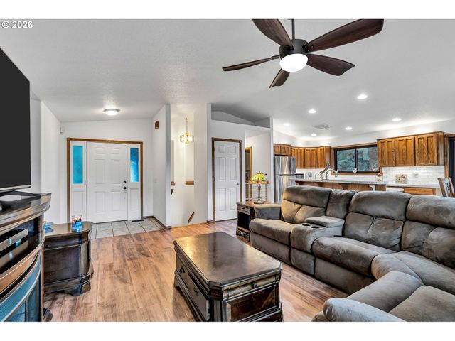 45723 Sw SADDLEBACK Dr, Gaston, OR 97119