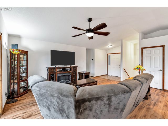 45723 Sw SADDLEBACK Dr, Gaston, OR 97119