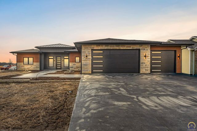 2927 SW Greenridge ST, Topeka, KS 66614