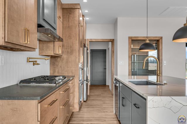 2927 SW Greenridge ST, Topeka, KS 66614