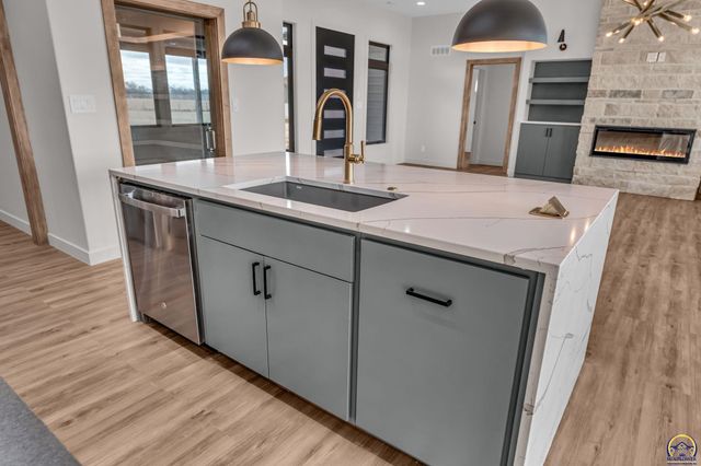 2927 SW Greenridge ST, Topeka, KS 66614