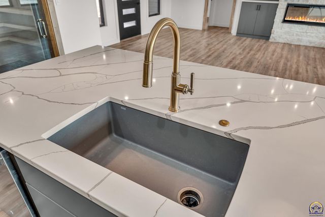 2927 SW Greenridge ST, Topeka, KS 66614