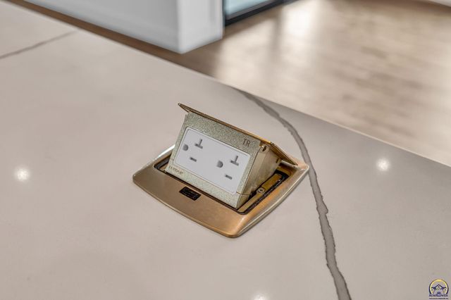 2927 SW Greenridge ST, Topeka, KS 66614