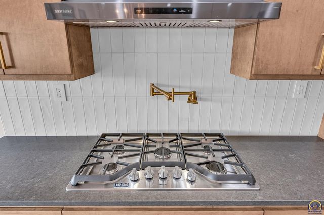 2927 SW Greenridge ST, Topeka, KS 66614