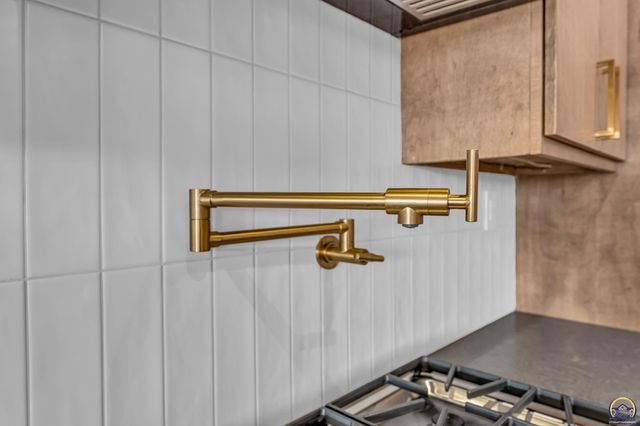 2927 SW Greenridge ST, Topeka, KS 66614