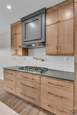 2927 SW Greenridge ST, Topeka, KS 66614