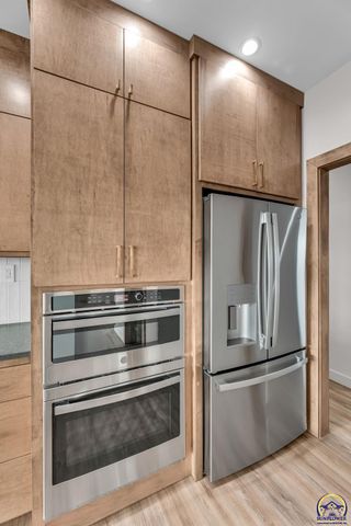 2927 SW Greenridge ST, Topeka, KS 66614