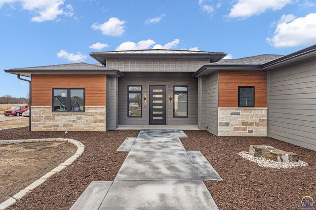 2927 SW Greenridge ST, Topeka, KS 66614