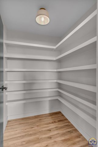 2927 SW Greenridge ST, Topeka, KS 66614