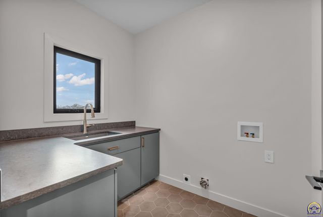 2927 SW Greenridge ST, Topeka, KS 66614