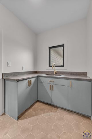 2927 SW Greenridge ST, Topeka, KS 66614