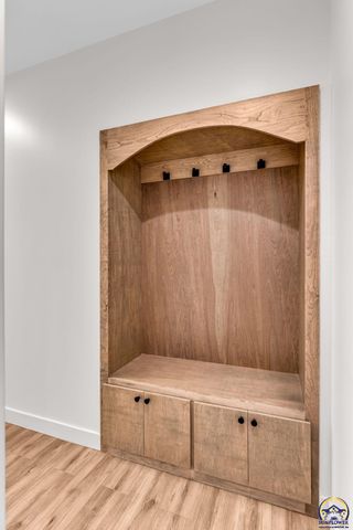 2927 SW Greenridge ST, Topeka, KS 66614