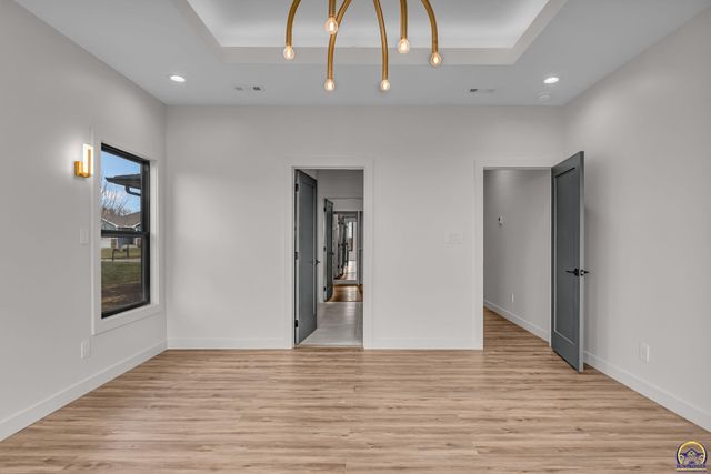 2927 SW Greenridge ST, Topeka, KS 66614