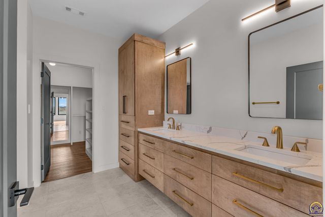 2927 SW Greenridge ST, Topeka, KS 66614