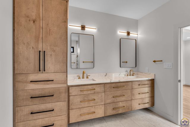 2927 SW Greenridge ST, Topeka, KS 66614