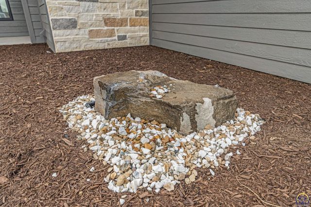 2927 SW Greenridge ST, Topeka, KS 66614