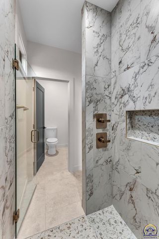 2927 SW Greenridge ST, Topeka, KS 66614