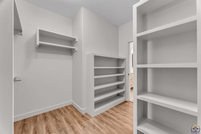 2927 SW Greenridge ST, Topeka, KS 66614