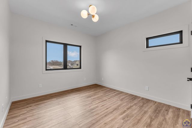 2927 SW Greenridge ST, Topeka, KS 66614