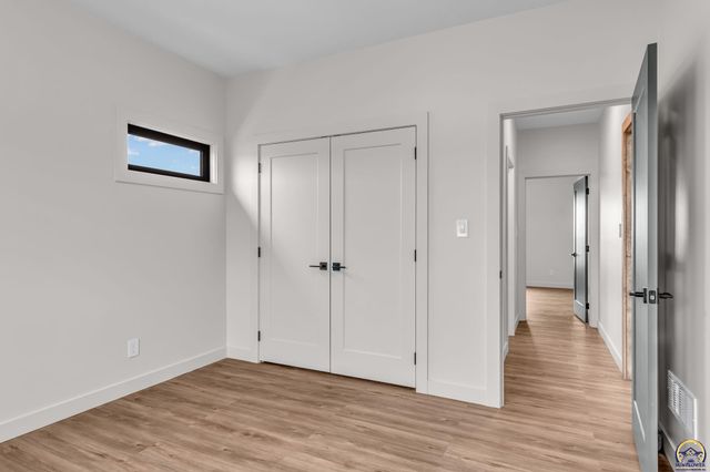 2927 SW Greenridge ST, Topeka, KS 66614