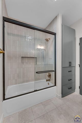 2927 SW Greenridge ST, Topeka, KS 66614