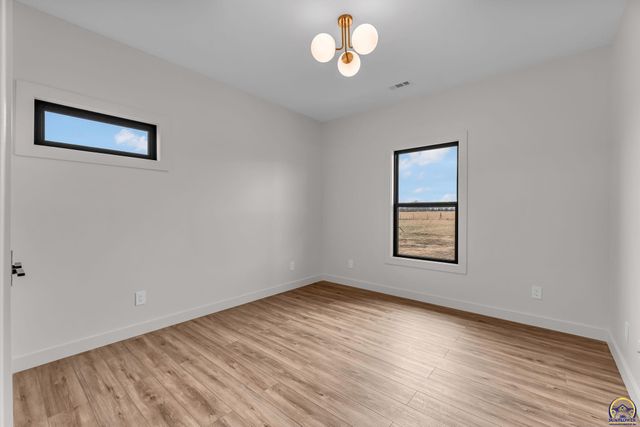 2927 SW Greenridge ST, Topeka, KS 66614