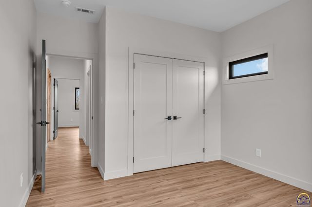 2927 SW Greenridge ST, Topeka, KS 66614