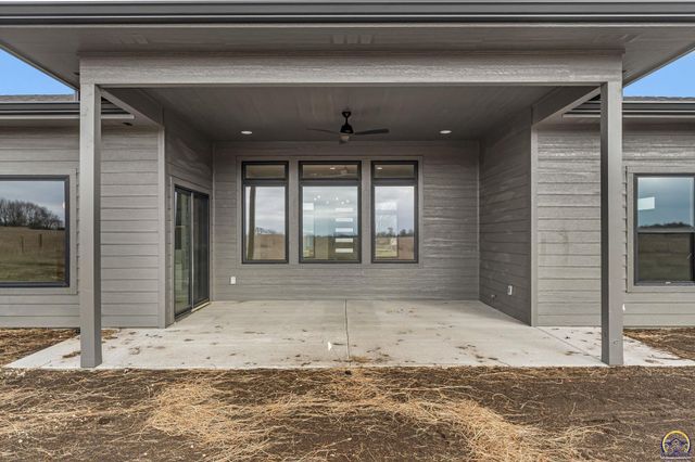 2927 SW Greenridge ST, Topeka, KS 66614