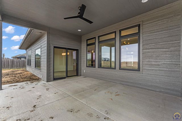 2927 SW Greenridge ST, Topeka, KS 66614