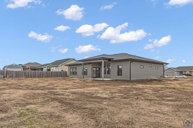 2927 SW Greenridge ST, Topeka, KS 66614