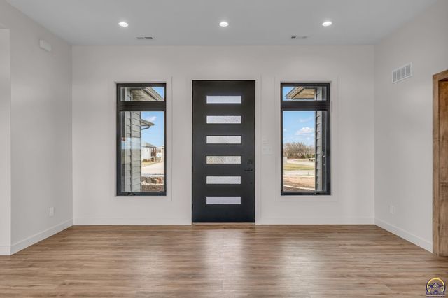 2927 SW Greenridge ST, Topeka, KS 66614