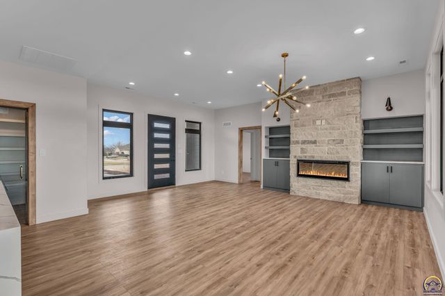 2927 SW Greenridge ST, Topeka, KS 66614