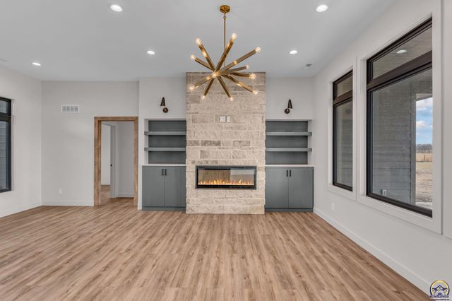 2927 SW Greenridge ST, Topeka, KS 66614