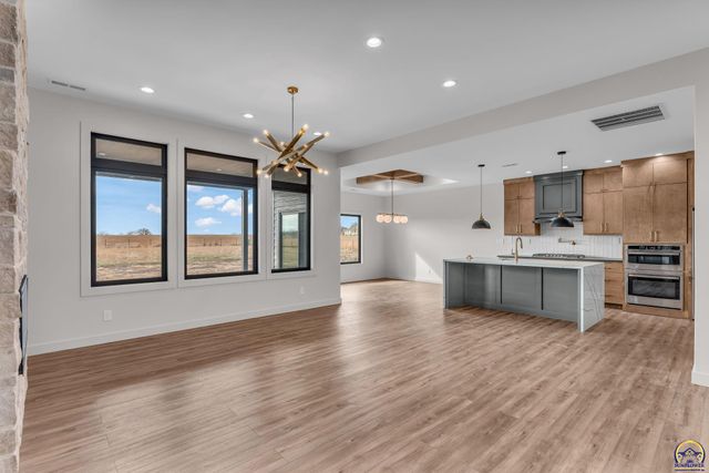 2927 SW Greenridge ST, Topeka, KS 66614