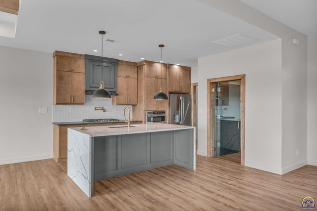 2927 SW Greenridge ST, Topeka, KS 66614