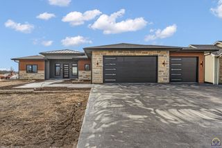 2927 SW Greenridge ST, Topeka, KS 66614