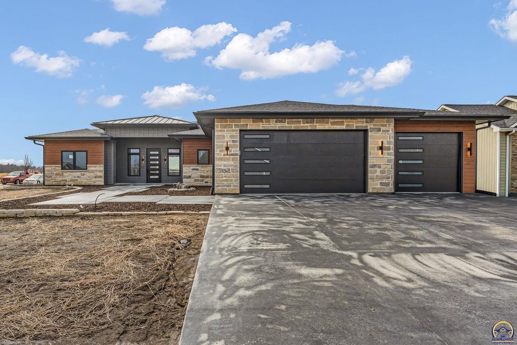 2927 SW Greenridge ST, Topeka, KS 66614