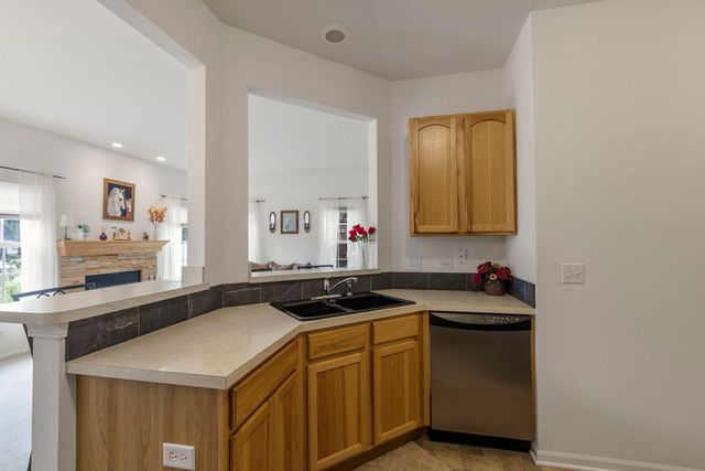2702 Kendall Crossing, Mchenry, IL 60051