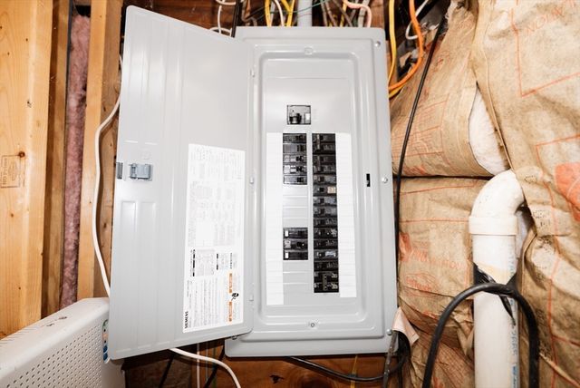 562 Tremont St, Taunton, MA 02780