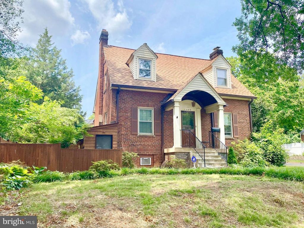 1200 S CLEVELAND ST, Arlington, VA 22204