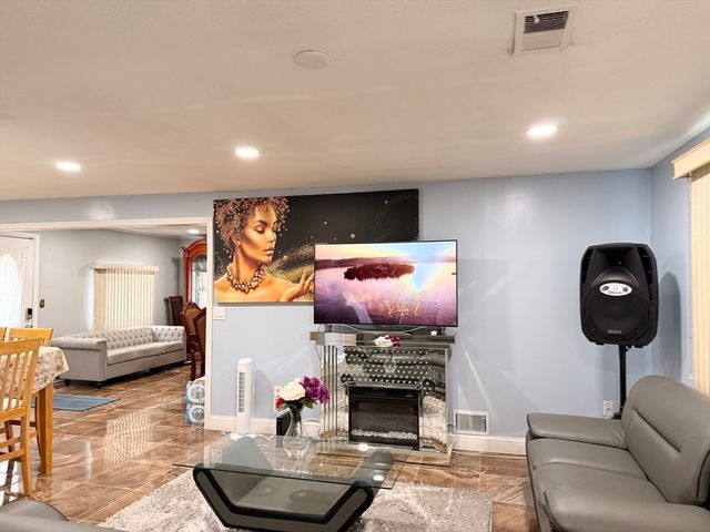 15 Wachusetts Rd, Brockton, MA 02302