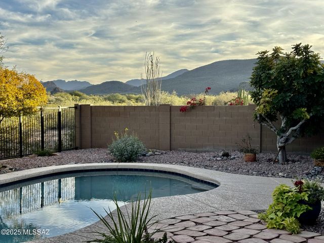 8552 N Moonfire Drive, Tucson, AZ 85743