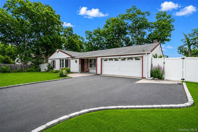 10 Saddle Hill Road, Coram, NY 11727