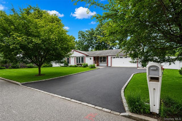 10 Saddle Hill Road, Coram, NY 11727
