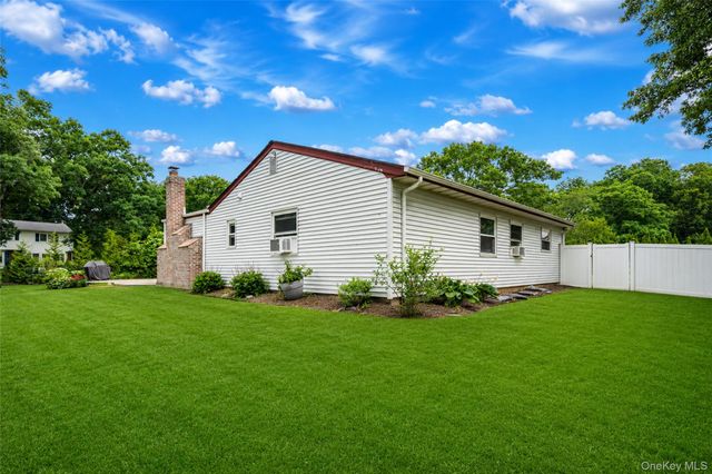 10 Saddle Hill Road, Coram, NY 11727