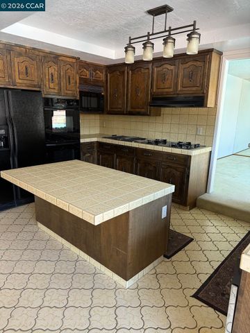 40 Carter Ct, El Sobrante, CA 94803
