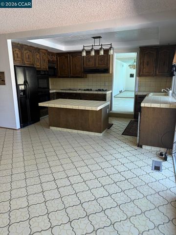 40 Carter Ct, El Sobrante, CA 94803