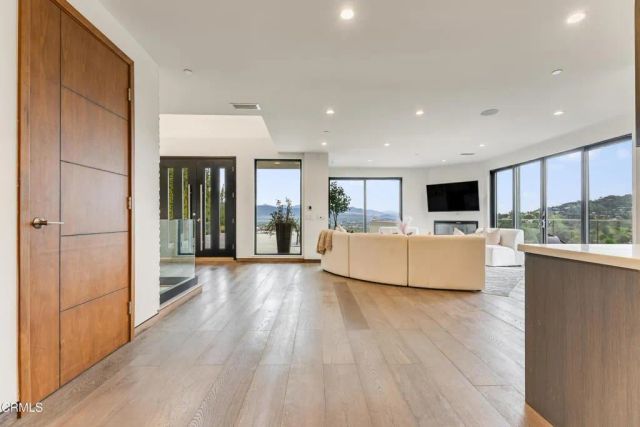 12480 Viewcrest Road, Los Angeles, CA 91604