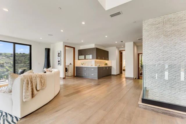 12480 Viewcrest Road, Los Angeles, CA 91604