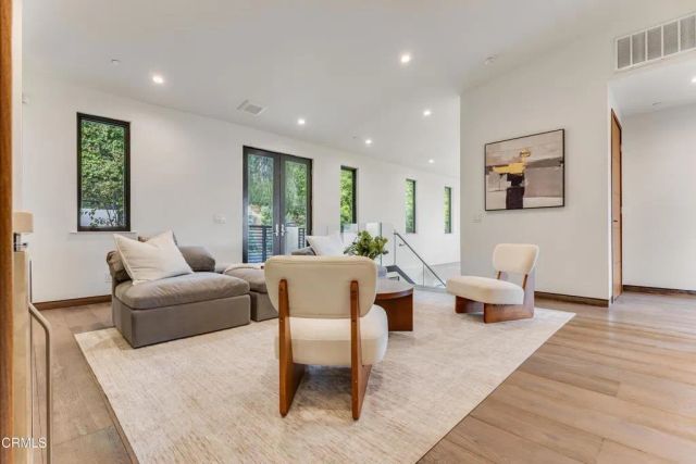 12480 Viewcrest Road, Los Angeles, CA 91604